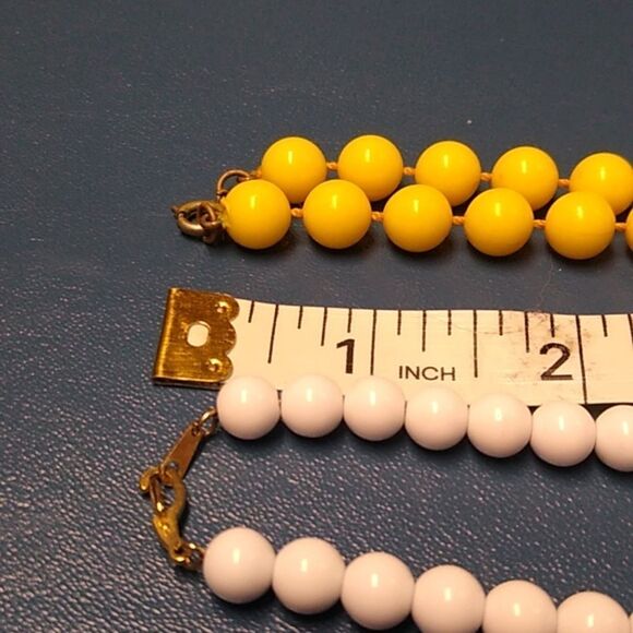 Vintage Yellow and White Graduated Beaded Plastic/Resin/Lucite Necklace - Picture 6 of 8